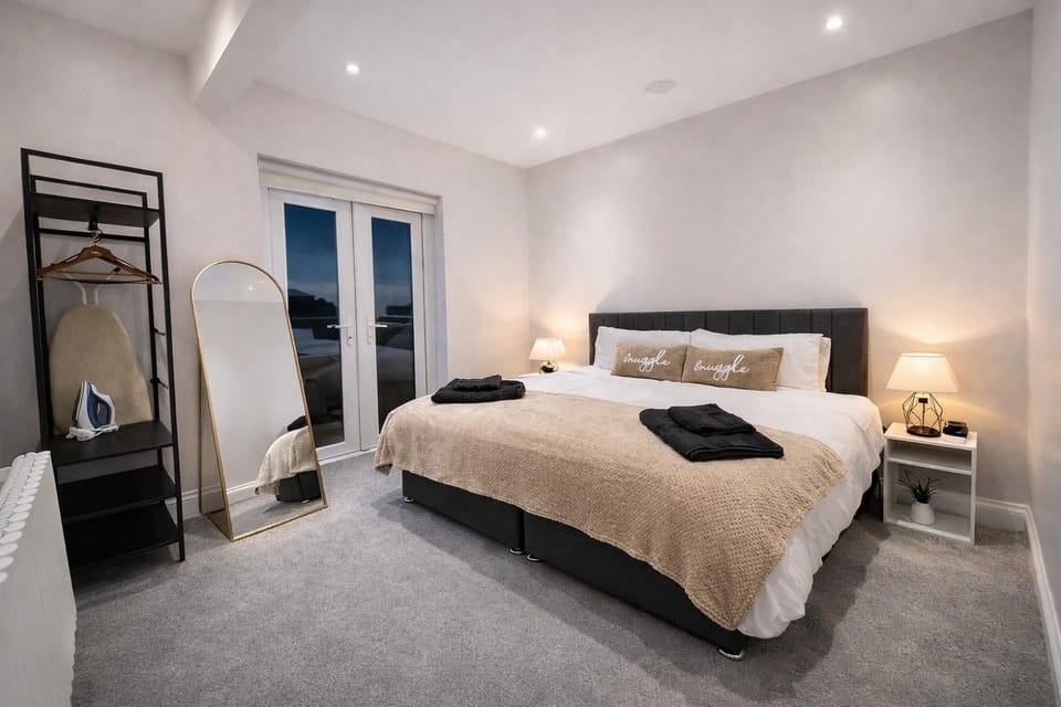 Bed, Photo of the whole room, Bedroom