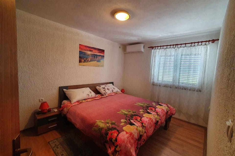 Bedroom, air conditioner
