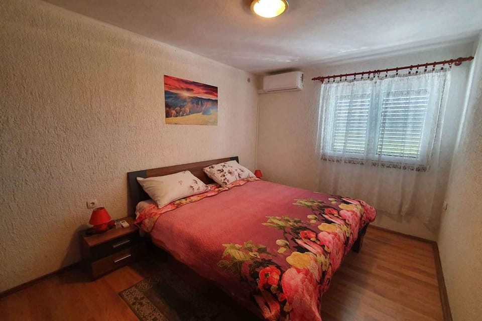 Bedroom, air conditioner