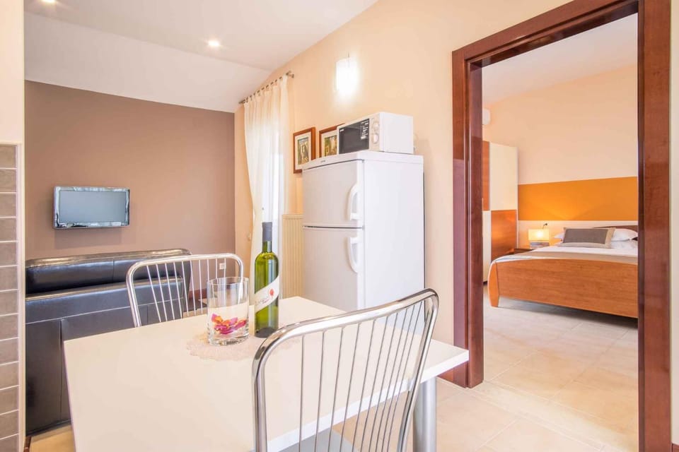 TV and multimedia, Kitchen or kitchenette, Living room, Seating area, Bedroom, microwave