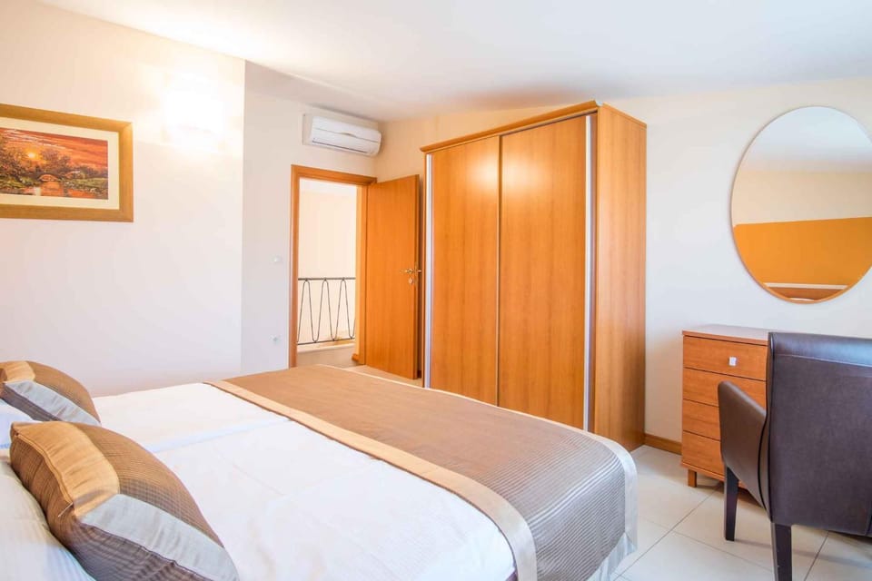 Bedroom, air conditioner