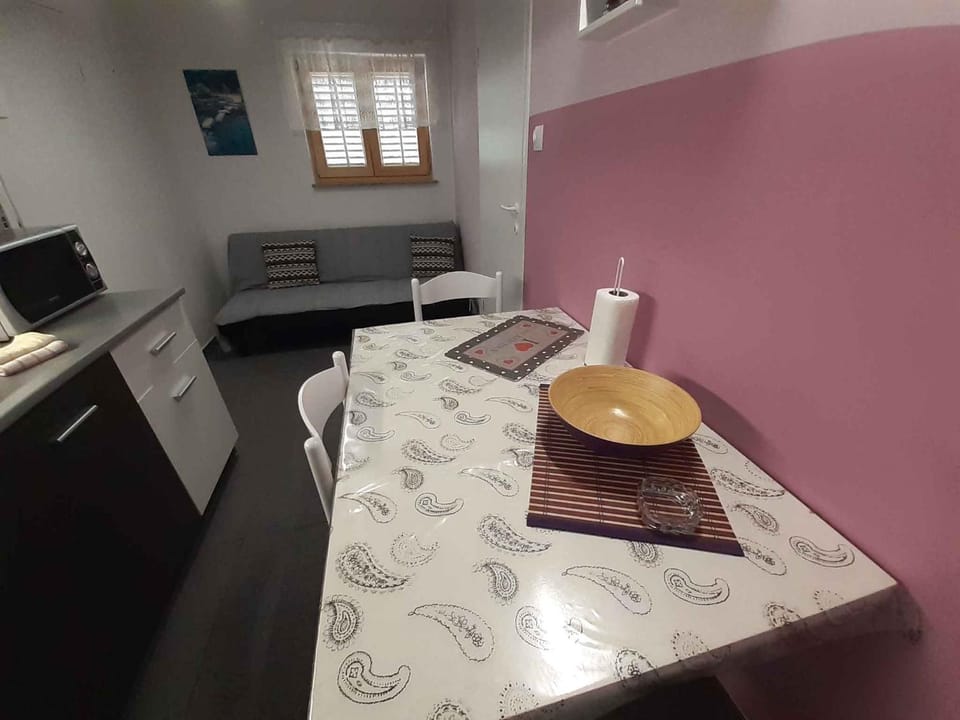 Seating area, Dining area, microwave
