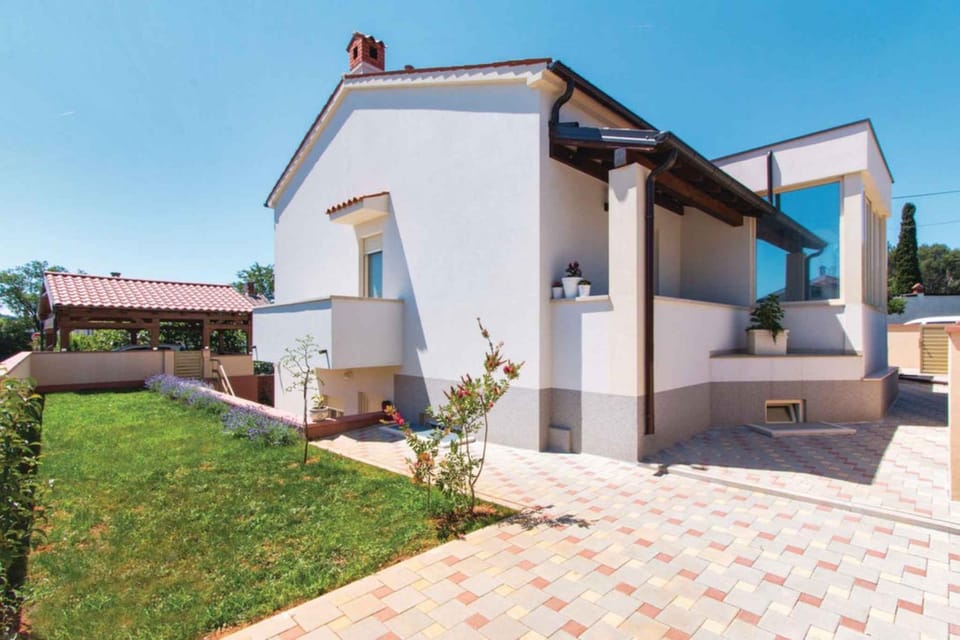 Property building, Summer, Garden