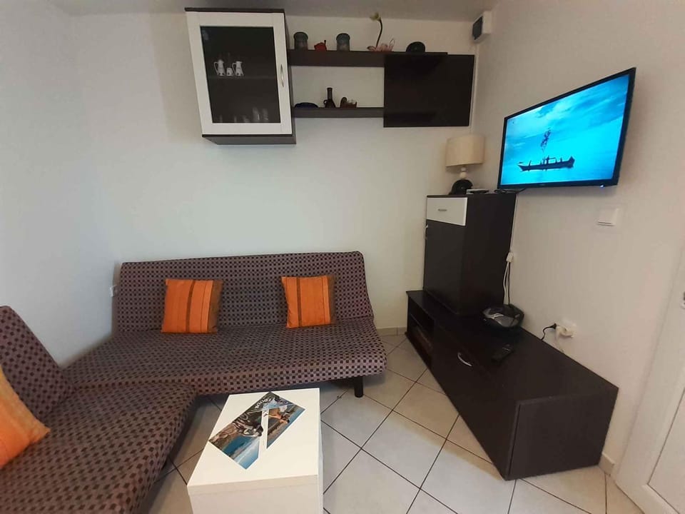 Bed, TV and multimedia, Seating area