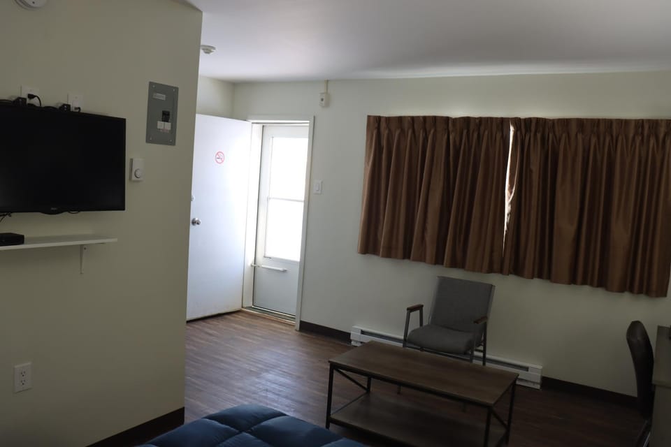 TV and multimedia, Living room, Seating area, hair dresser