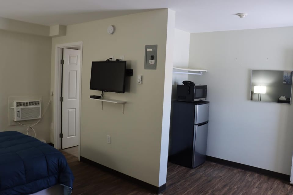 Bed, TV and multimedia, Bedroom, minibar, air conditioner