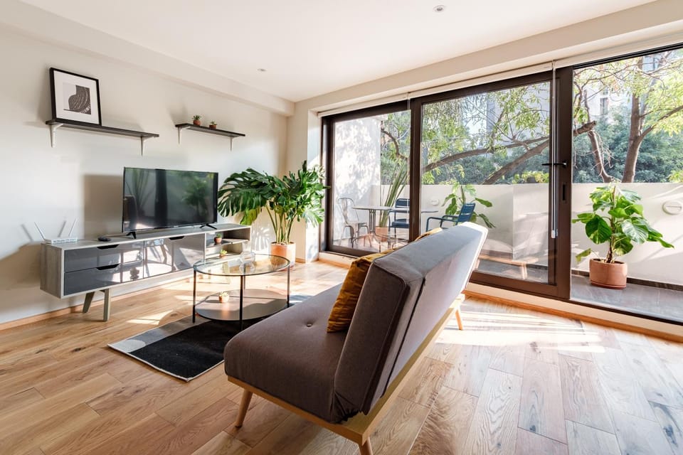 Communal lounge/ TV room, TV and multimedia, Living room, Seating area, Dining area, Evening entertainment