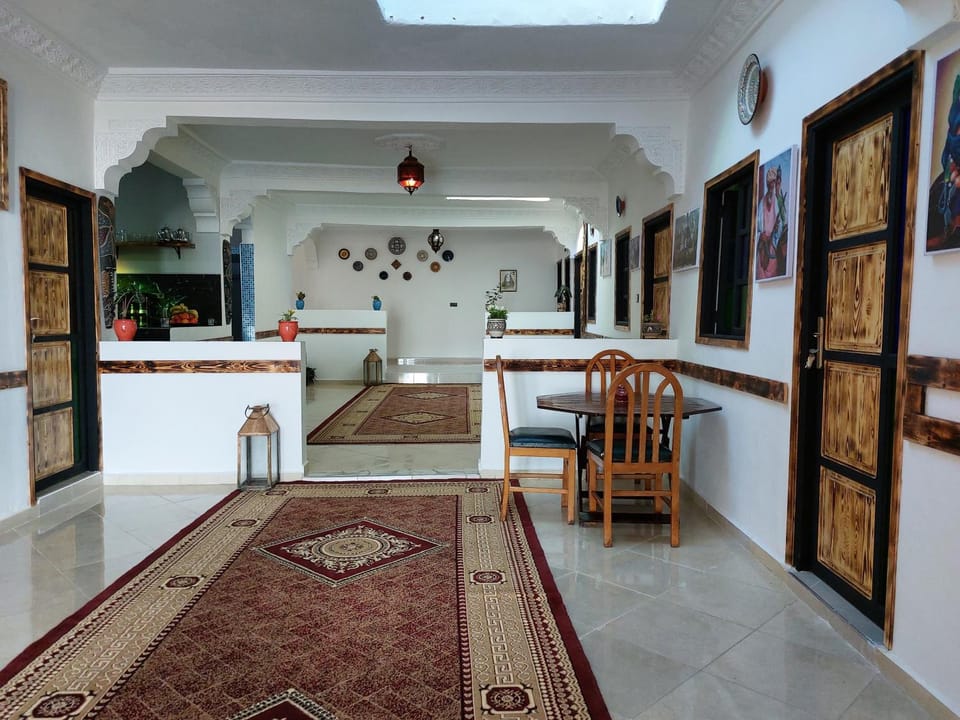 Property building, Kitchen or kitchenette, Living room, Seating area, Dining area