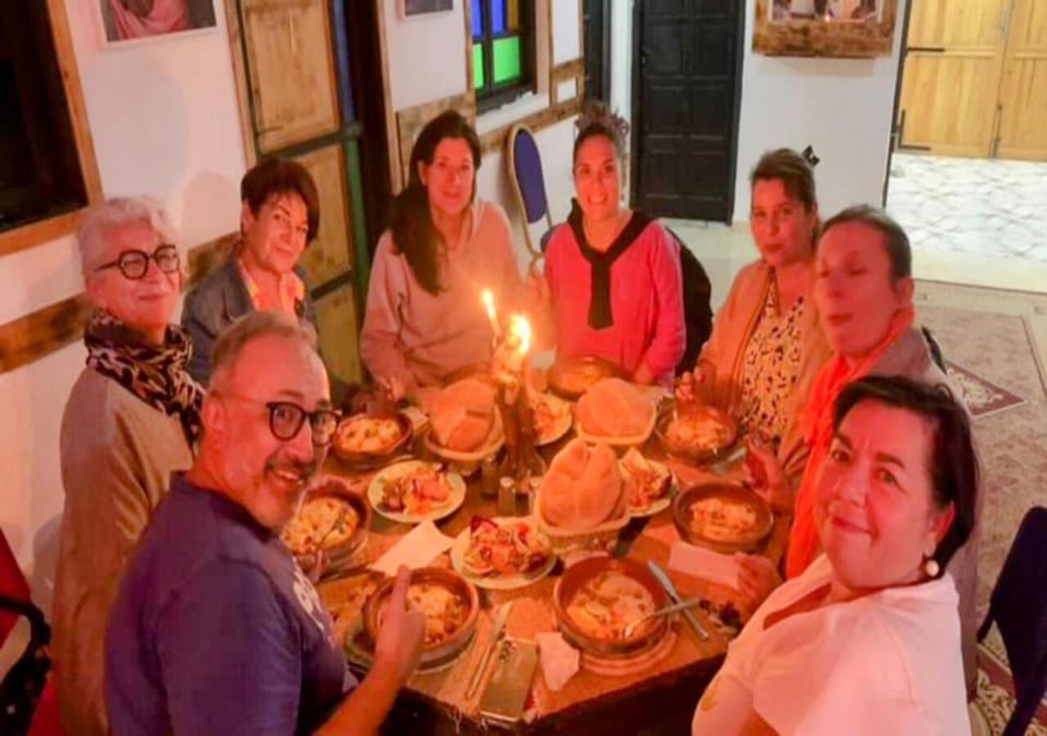 Restaurant/places to eat, People, Food and drinks, Food, group of guests