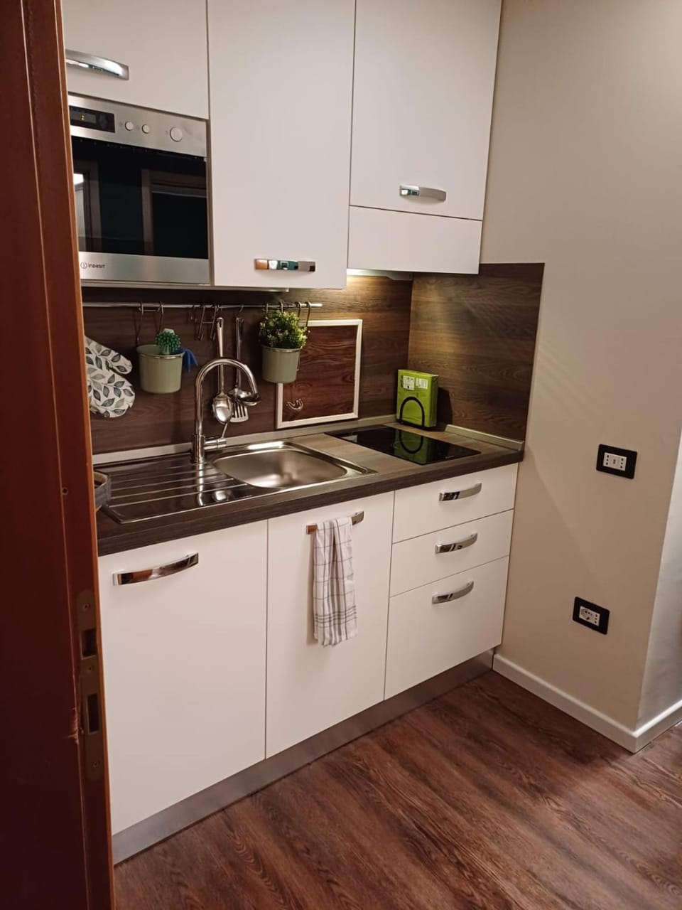 Kitchen or kitchenette, minibar