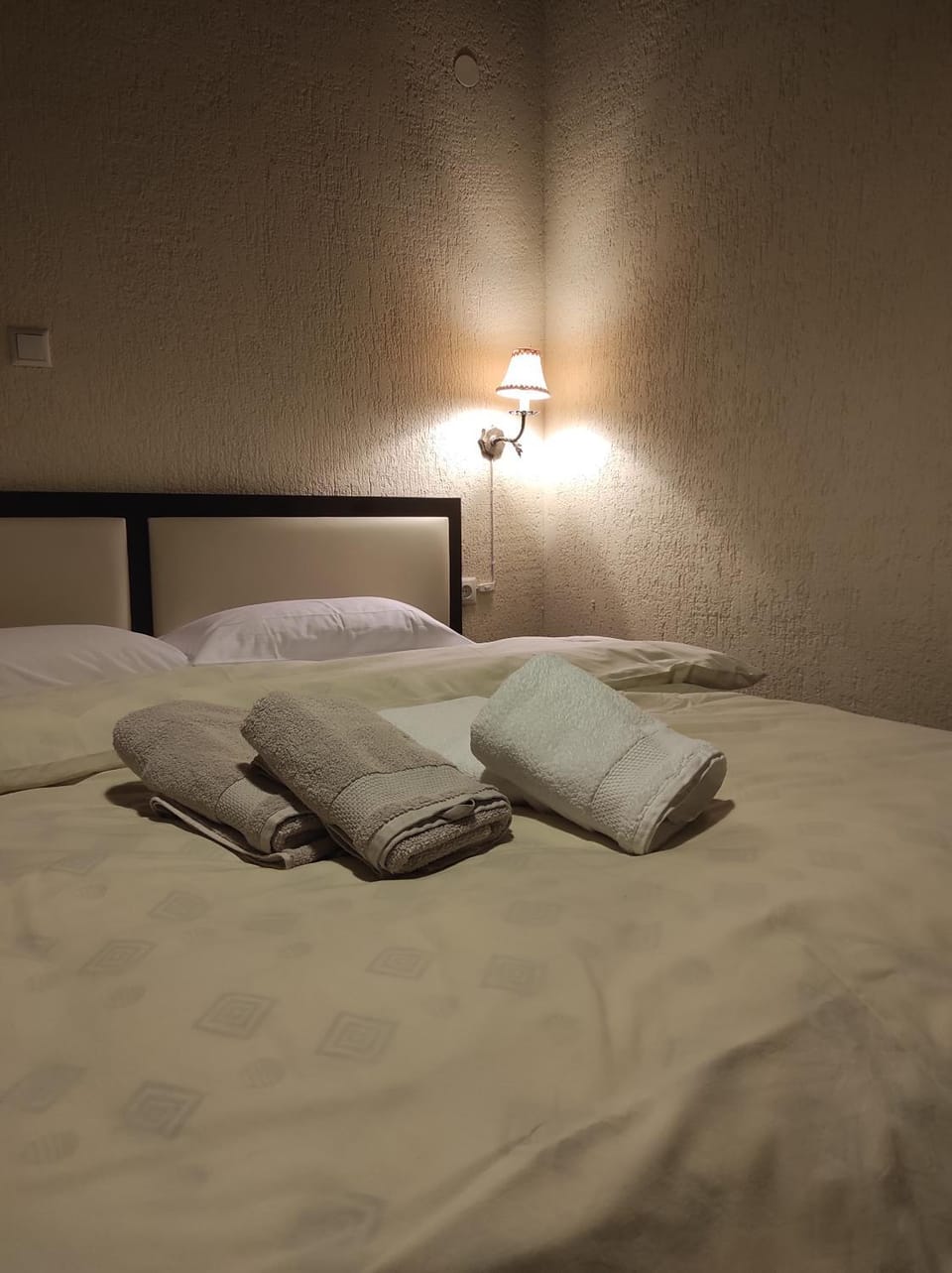 Bed, Bedroom, towels