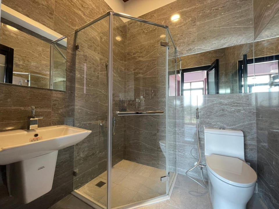 Shower, Toilet, Bathroom