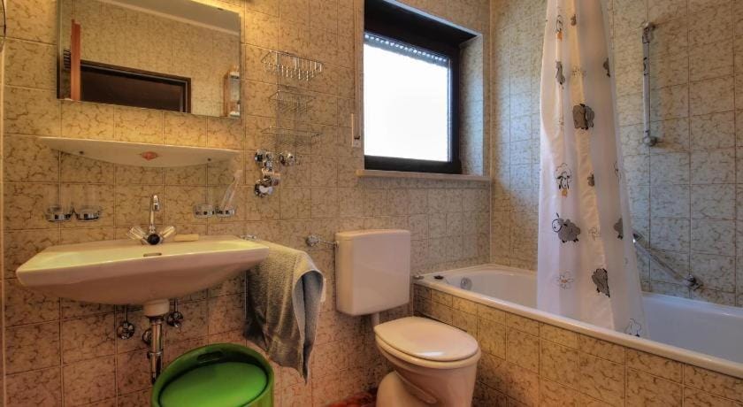Toilet, Bathroom, towels