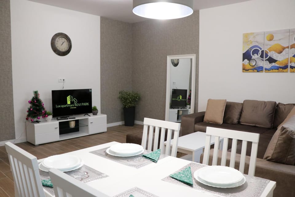 TV and multimedia, Kitchen or kitchenette, Living room, Seating area, Dining area
