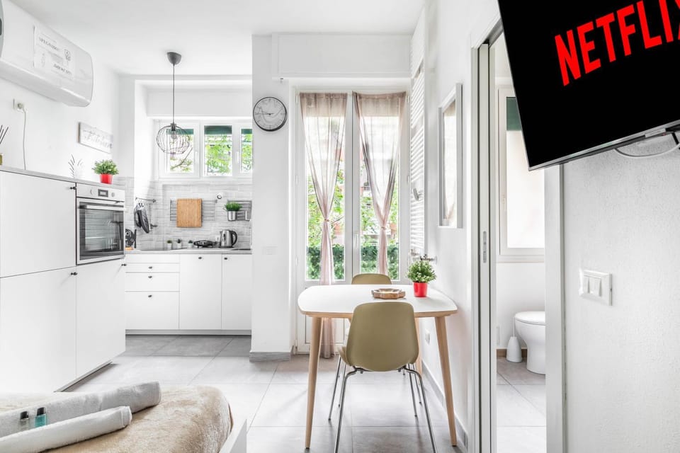 TV and multimedia, Kitchen or kitchenette, Living room, Seating area, Dining area, oven, stove