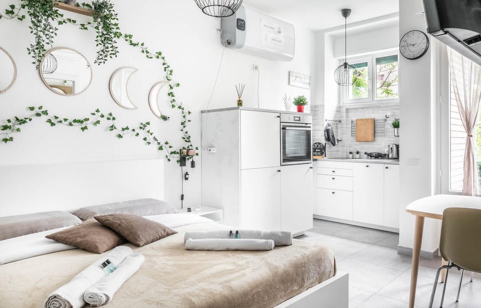 Bed, TV and multimedia, Kitchen or kitchenette, Living room, Photo of the whole room, Seating area, Bedroom, oven, air conditioner