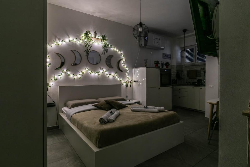 Bed, Kitchen or kitchenette, Photo of the whole room, Bedroom, towels