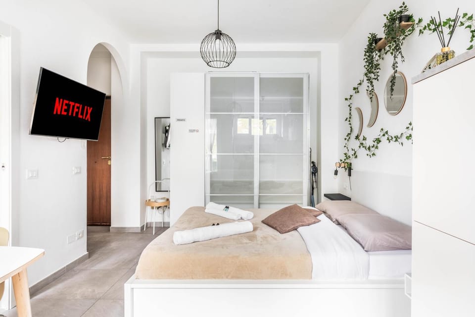 Bed, TV and multimedia, Photo of the whole room, Bedroom, towels