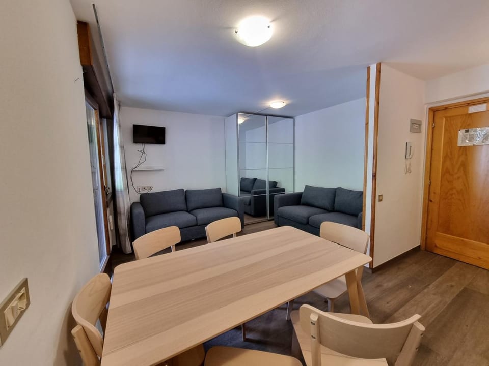 TV and multimedia, Seating area, Dining area