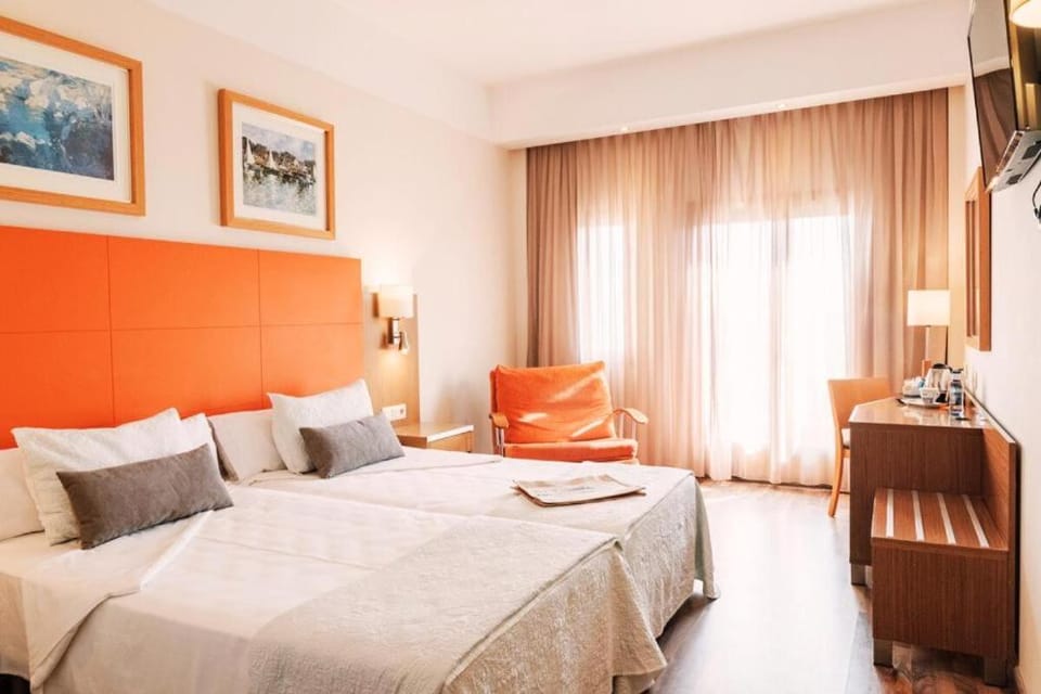 Bed, Photo of the whole room, Seating area, Bedroom
