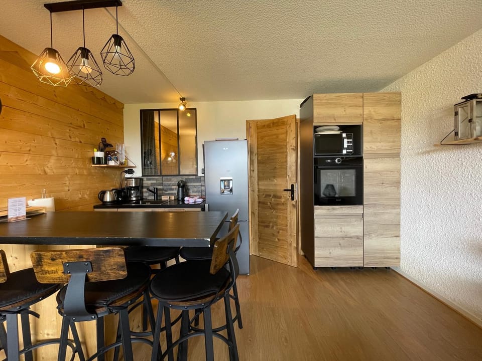 Kitchen or kitchenette, Dining area, dishwasher, oven
