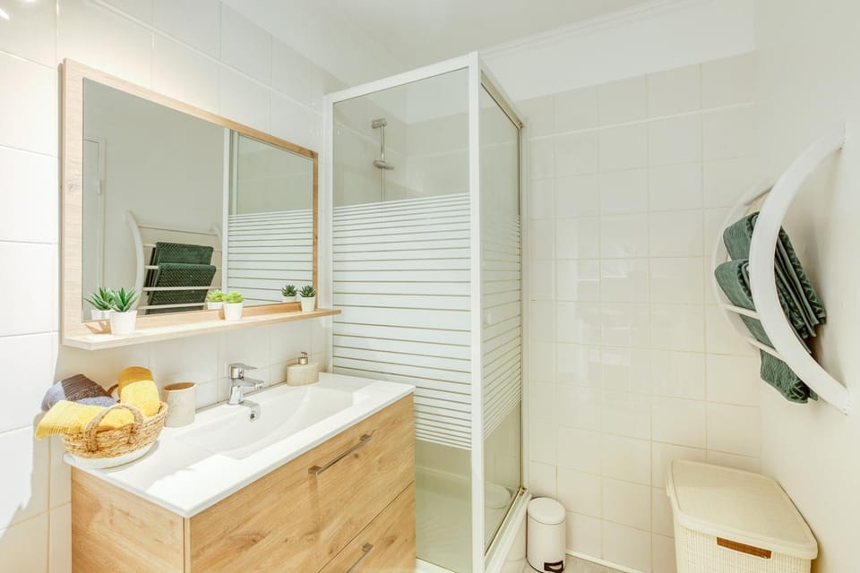 Shower, Bathroom, towels