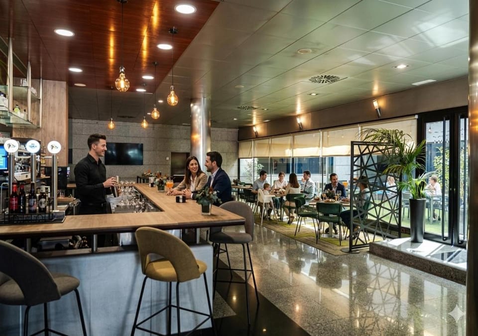 Restaurant/places to eat, Lounge or bar