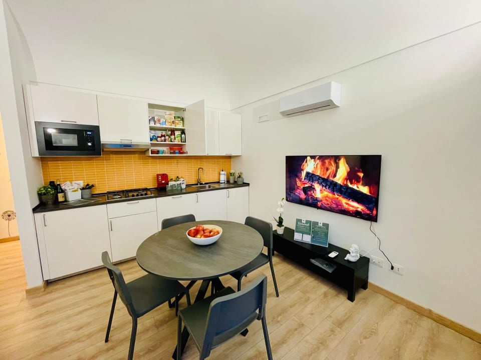 Coffee/tea facilities, Kitchen or kitchenette, Living room, Dining area, stove