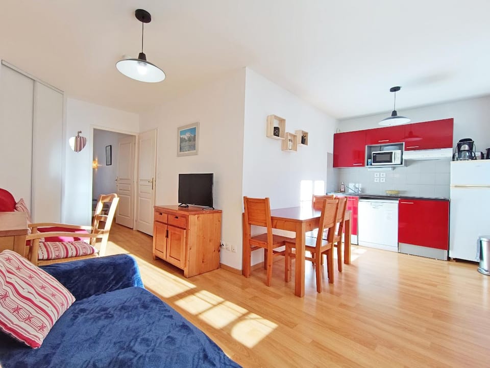TV and multimedia, Kitchen or kitchenette, Living room, Seating area, Dining area, oven, stove