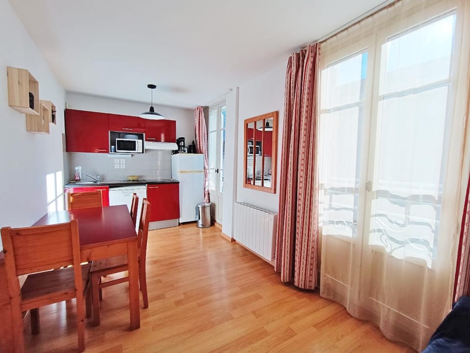 Kitchen or kitchenette, Dining area, oven, stove