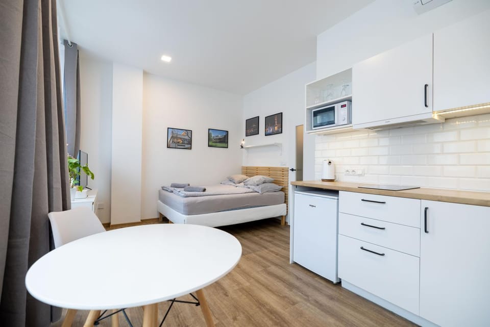 Bed, Kitchen or kitchenette, Seating area