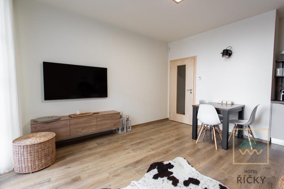 Communal lounge/ TV room, TV and multimedia, Living room, Seating area, Dining area