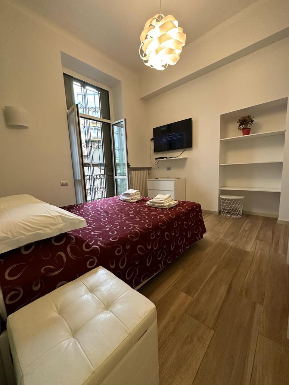 Photo of the whole room, Bedroom