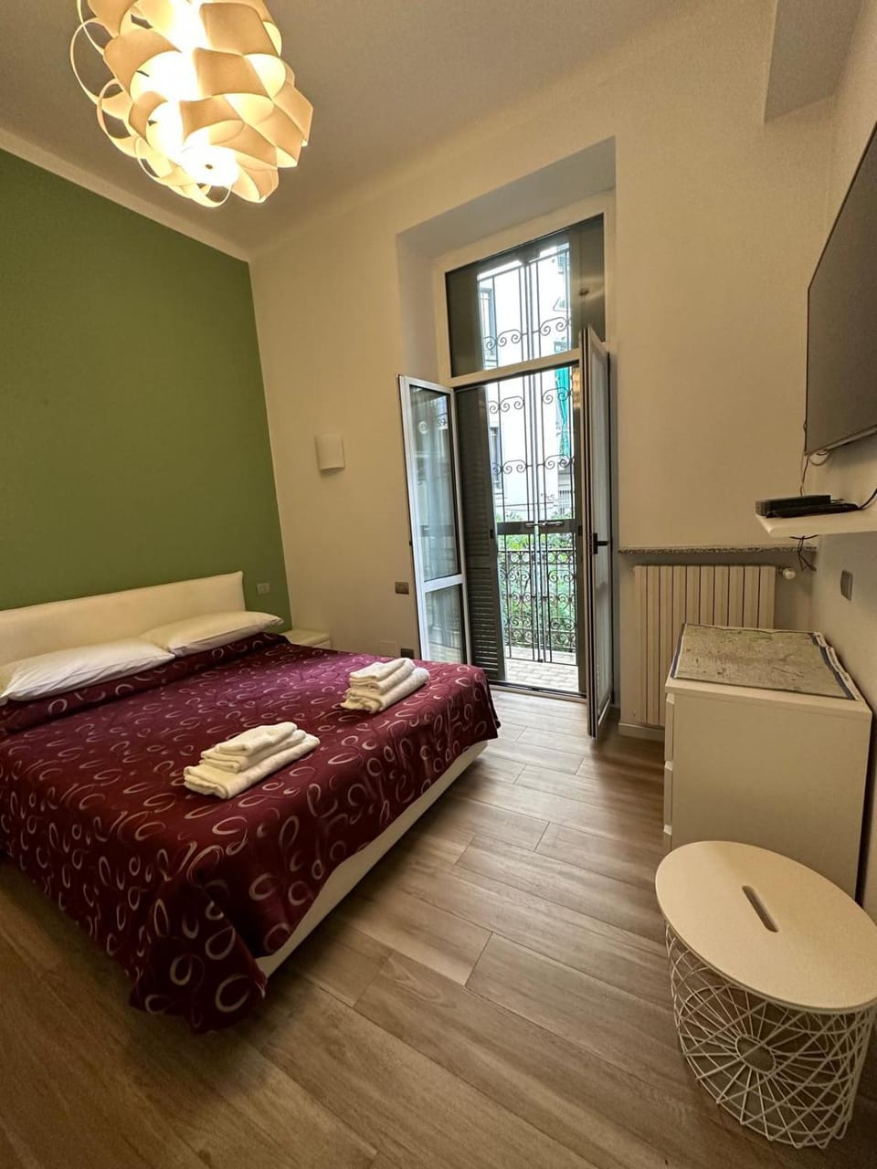 Photo of the whole room, Bedroom
