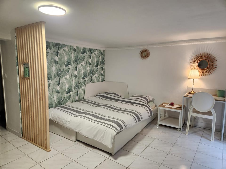 Bed, Photo of the whole room, Seating area, Bedroom