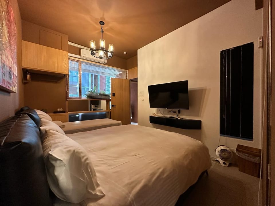 Bed, TV and multimedia, Photo of the whole room, Bedroom