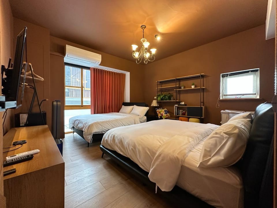 Bed, TV and multimedia, Photo of the whole room, Bedroom