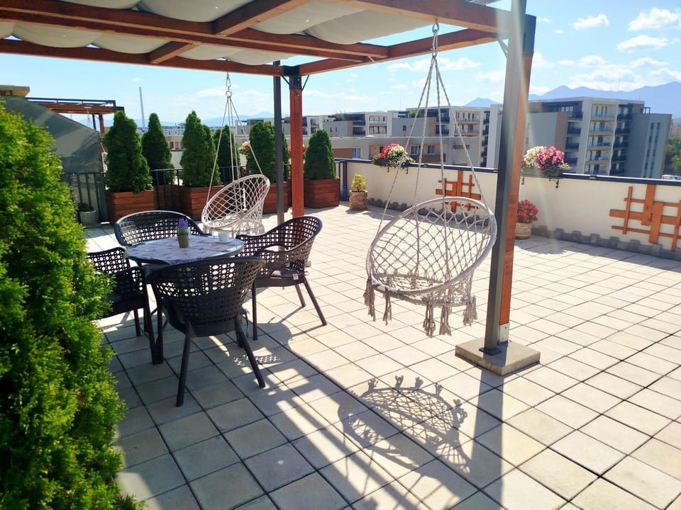 View (from property/room), Balcony/Terrace, Dining area