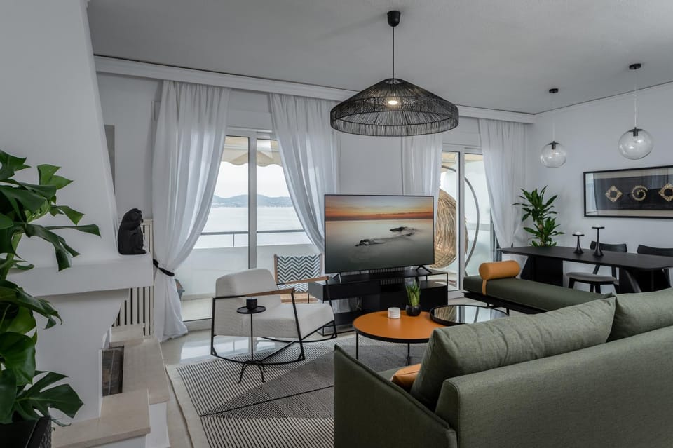 TV and multimedia, Living room, Seating area, Dining area