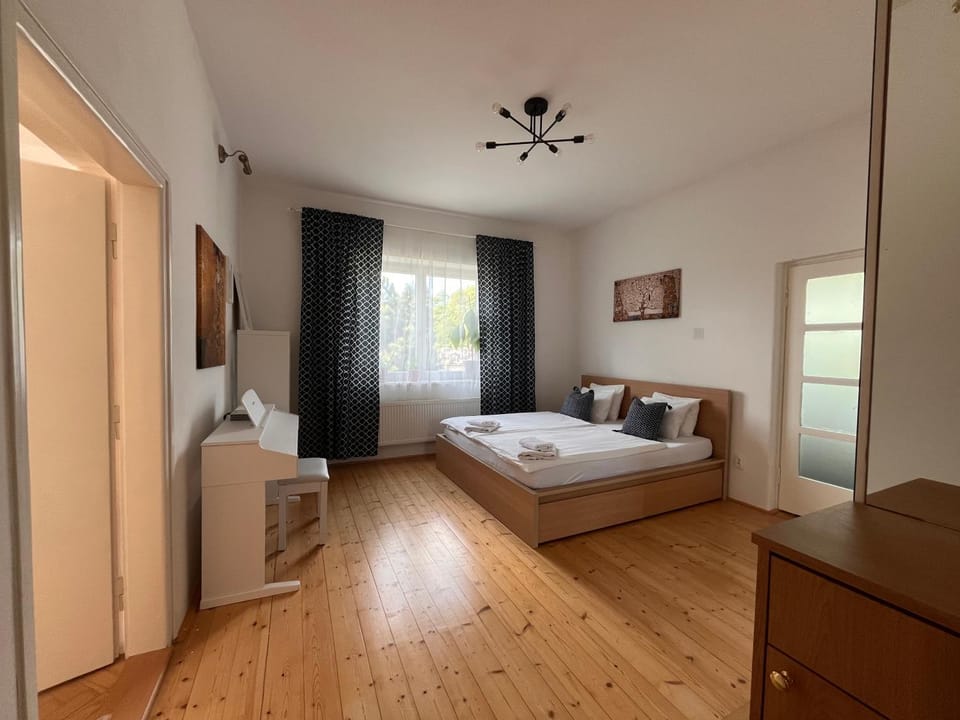 Bed, Photo of the whole room, wardrobe
