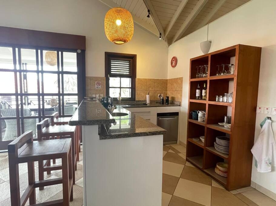 Coffee/tea facilities, Kitchen or kitchenette, Dining area, minibar