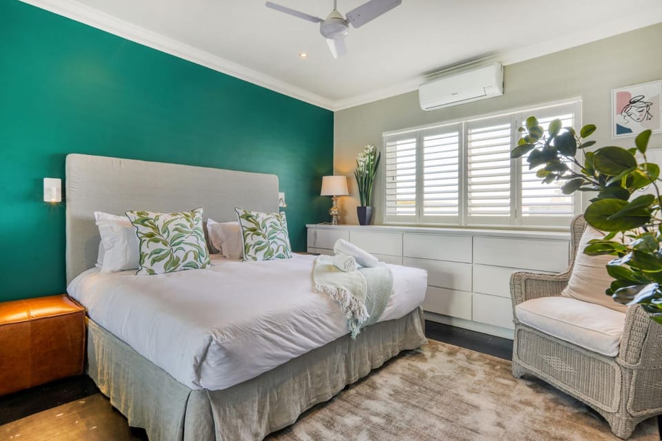 Bed, Photo of the whole room, Bedroom, fireplace, air conditioner