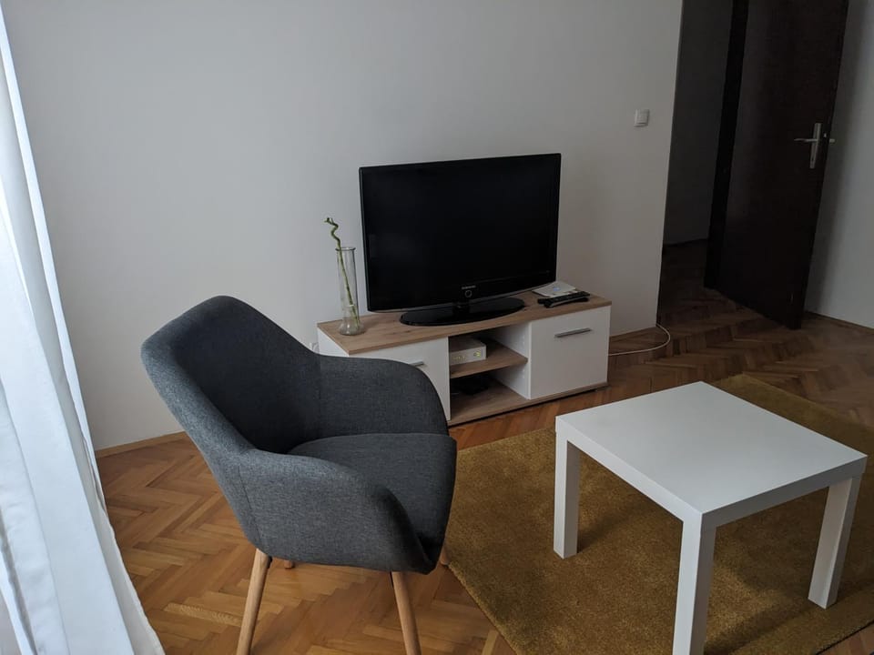 Communal lounge/ TV room, TV and multimedia, Living room, Seating area, Evening entertainment