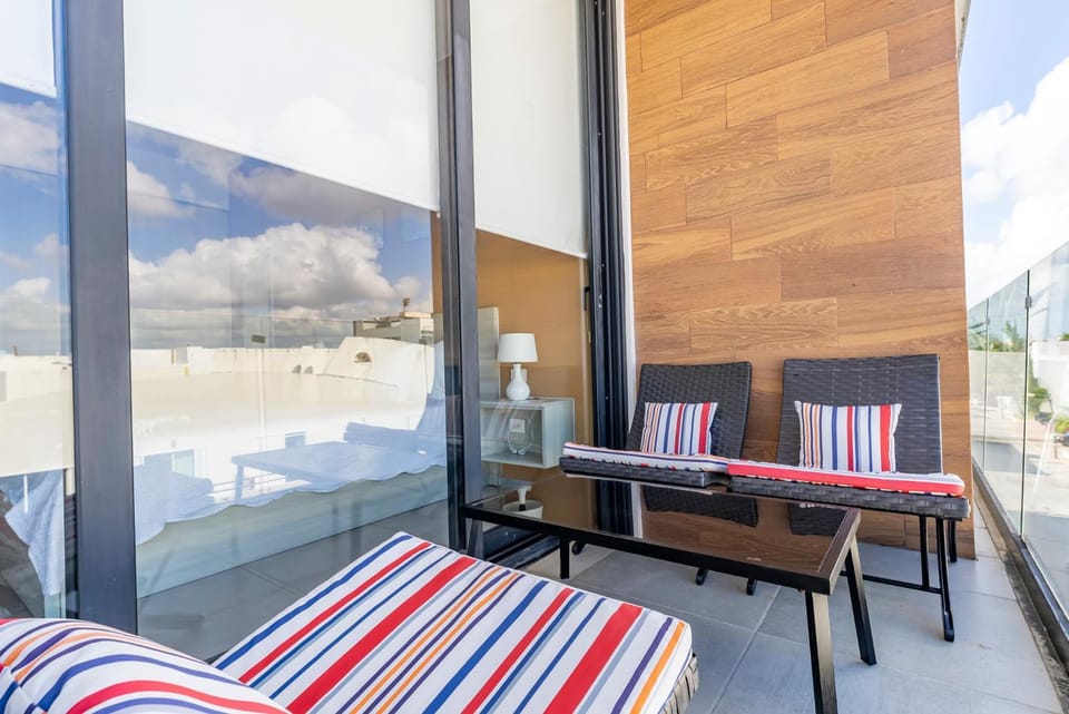 Day, View (from property/room), Balcony/Terrace, Living room, Seating area