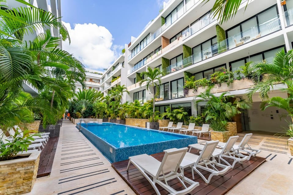 Property building, Day, Garden, Pool view, Swimming pool, sunbed