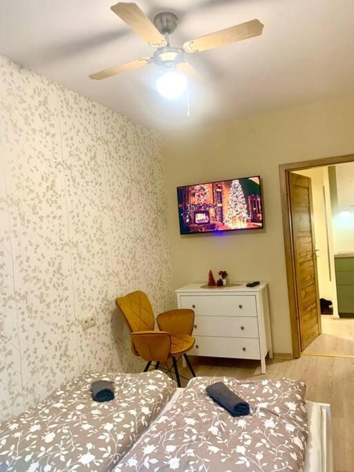 TV and multimedia, Photo of the whole room, Seating area, fireplace