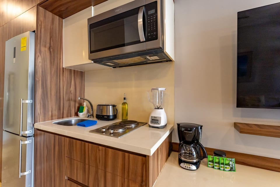 Coffee/tea facilities, Kitchen or kitchenette, oven, stove, toaster