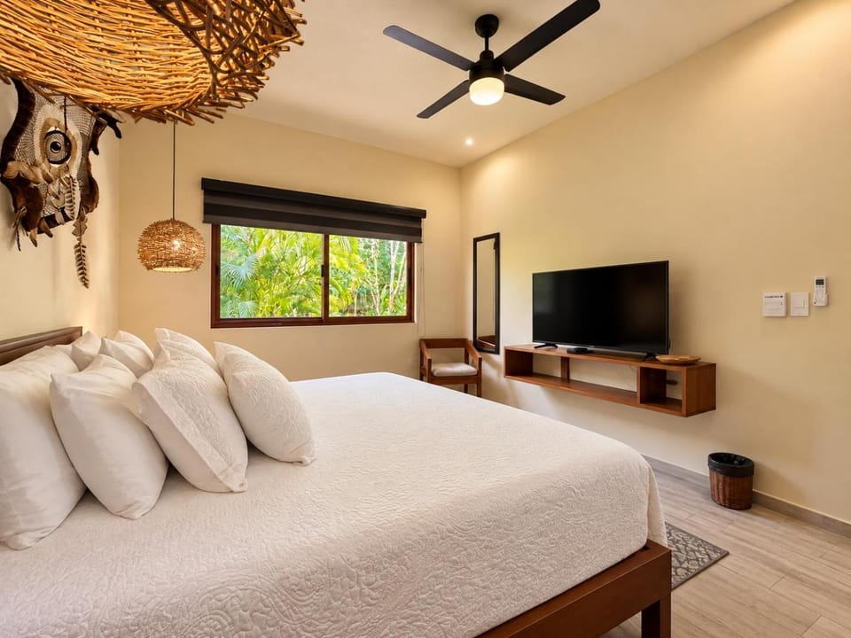 Bed, TV and multimedia, Photo of the whole room, Bedroom