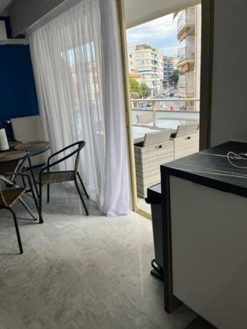EMPLACEMENT DE PREMIER ORDRE EN BAS DES PLAGES ET DES COMMERCES Apartment in Antibes