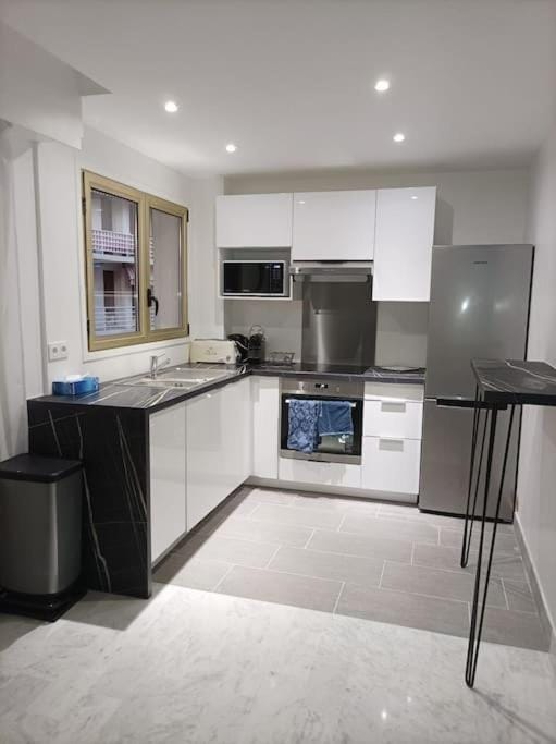 EMPLACEMENT DE PREMIER ORDRE EN BAS DES PLAGES ET DES COMMERCES Apartment in Antibes